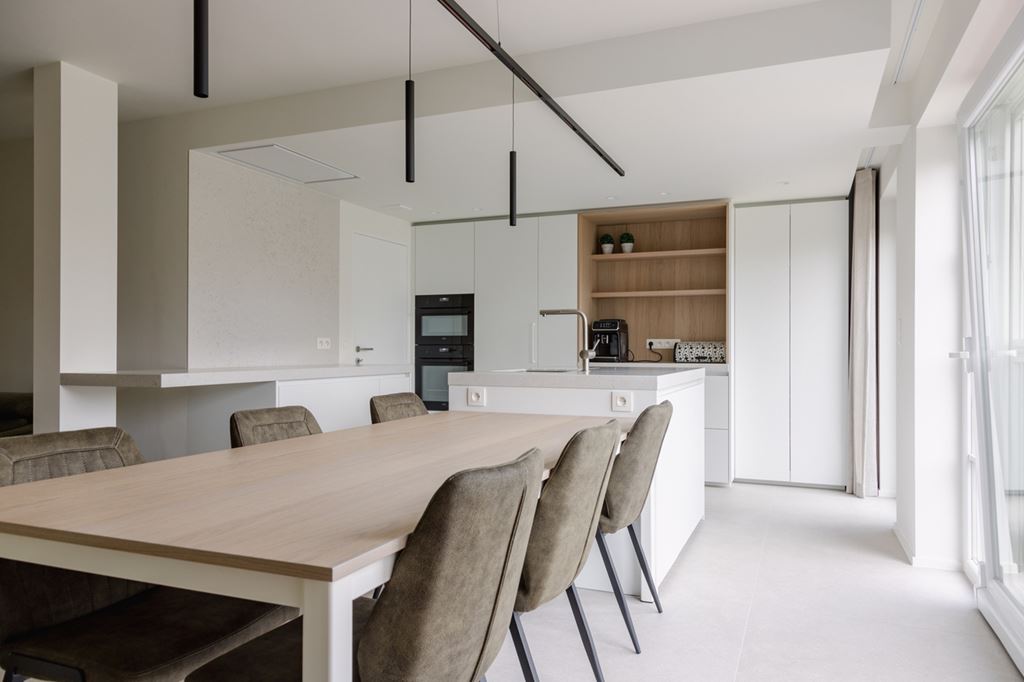 Renovatie van gelijkvloers met focus op licht, ruimte en functionaliteit